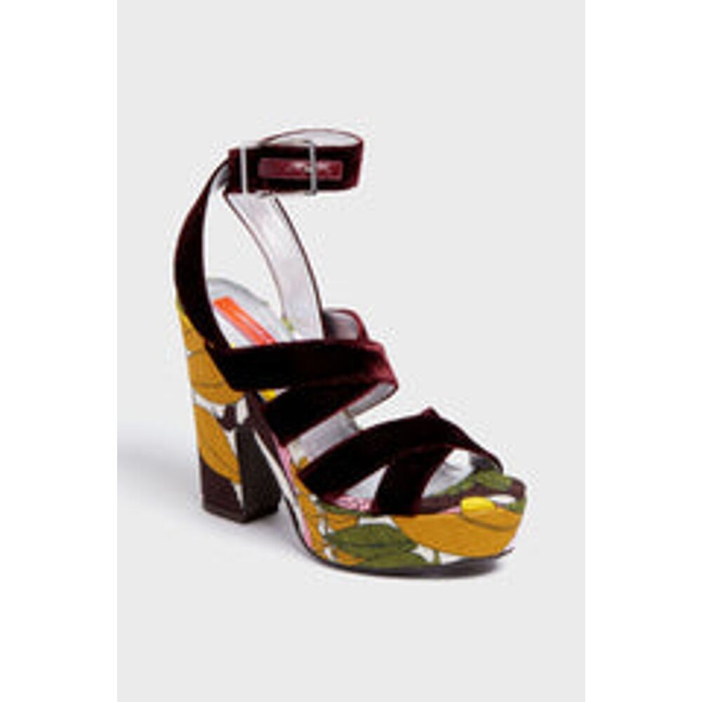 Tuckernuck Big Flower Yellow Rose Medal Wedge Size 7